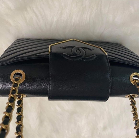 Chanel chevron crossbody - Picture 4 of 15